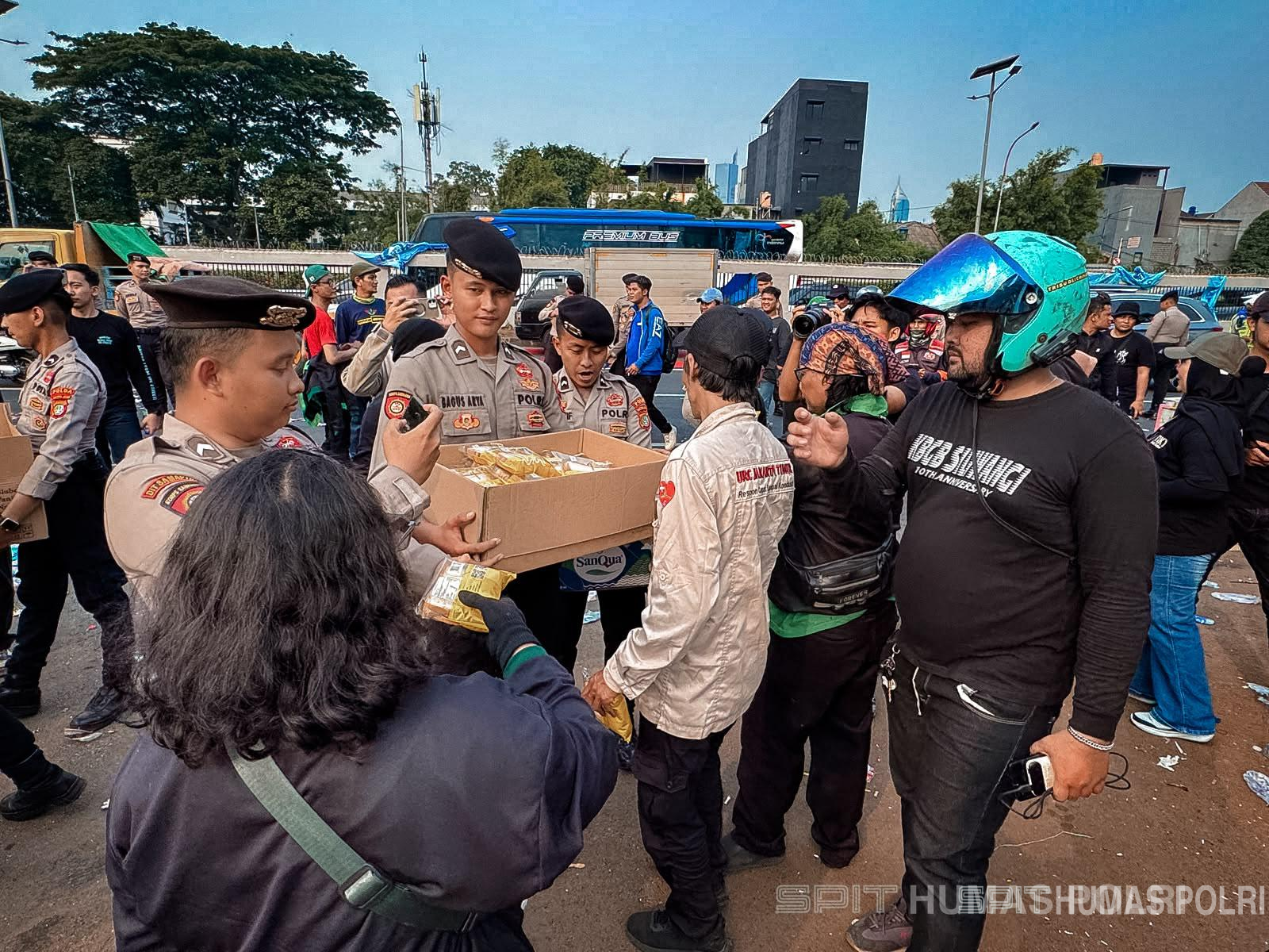Polisi Bagikan Makanan ke Peserta Aksi Buruh di DPR, Wujudkan Humanisme