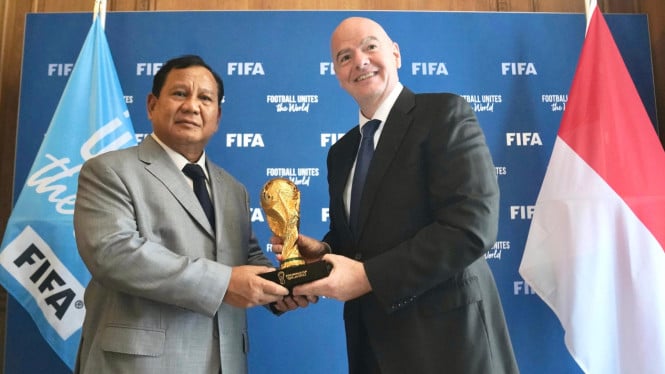 Prabowo dan Presiden FIFA Serahkan Trofi Juara ke Timnas Indonesia